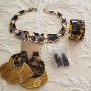 Animal print jewelry set.